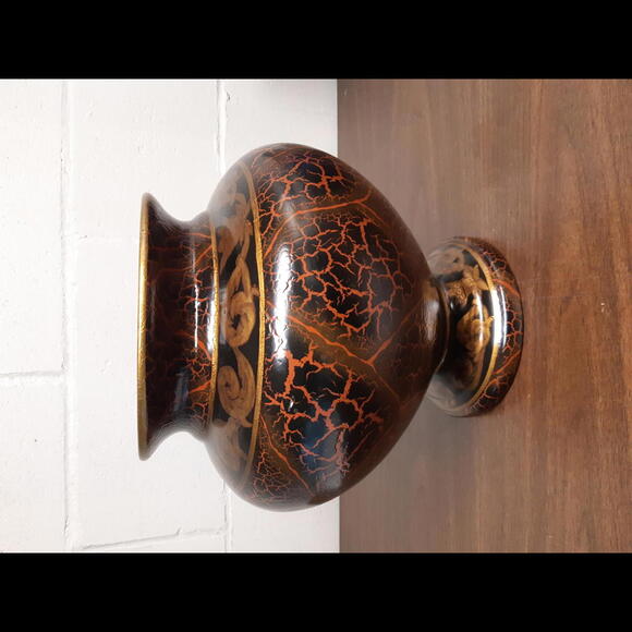 Gorgeous Vintage Oriental Accent Vase with Lacquer Finish - Picture 6 of 7